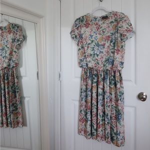 Vintage Jenny Petites Woman's Floral Dress with Shoulder Pads | L-XL 🤍🧺